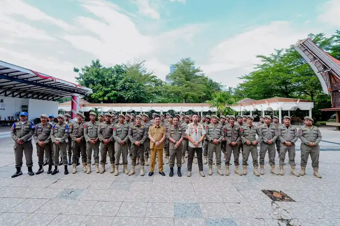 Gubernur Sulawesi Selatan Andi Sudirman Sulaiman saat melepas 58 personel Satgas Sawerigading di pelataran Lakipadada, Rumah Jabatan Gubernur Sulsel, Rabu (21/5/2025)