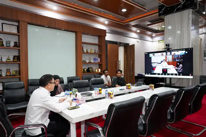 Suasana rapat virtual percepatan pembentukan Koperasi Desa/Kelurahan Merah Putih yang dipimpin Sekda Sulsel Jufri Rahman bersama Kemenkum Sulsel, Dinas Koperasi se-Sulsel, dan INI Sulsel, (21/5/2025)