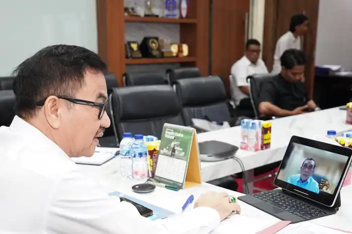 Sekretaris Daerah Sulsel Jufri Rahman saat mengikuti rapat virtual bersama Kemendagri membahas usulan lahan SPPG untuk program Makan Bergizi Gratis, Rabu (21/5/2025)
