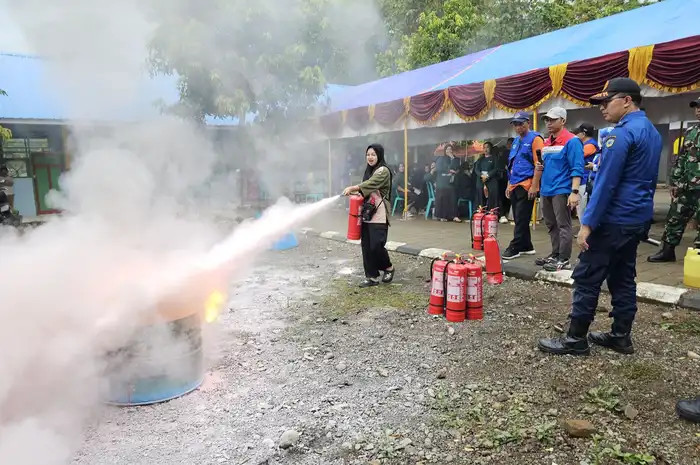 simulasi penanggulangan kebakaran yang digelar Pertamina Sulawesi