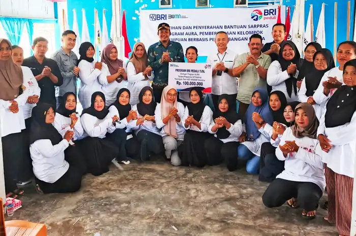 BRI Cabang Tolitoli mnyerahkan bantuan program AURA (Aspire to Uplift, Revive, and Achieve) yang diserahkan langsung oleh pimpinan BRI cabang Toli-Toli Budi Mulia kepada penerima manfaat KWT Mawar Silondou pada 16 Mei 2025 di desa Silondou kecamatan Lampasio kabupaten Toli-Toli.