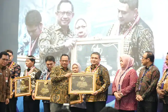 Wali Kota Makassar, Munafri Arifuddin   menerima penghargaan SPM Awards Tahun 2025 diserahkan langsung oleh Menteri Dalam Negeri (Mendagri), Muhammad Tito Karnavian. 