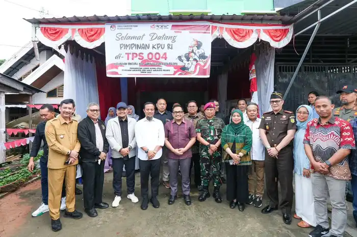 Gubernur Sulawesi Selatan, Andi Sudirman Sulaiman, meninjau langsung proses Pemungutan Suara Ulang (PSU) Pilkada Kota Palopo di TPS 004, Kelurahan Bituru, Kecamatan Wara, Sabtu (24/5/2025). Bersama pejabat pusat dan daerah, Gubernur memastikan jalannya pemilihan berlangsung jujur, adil, dan tertib.