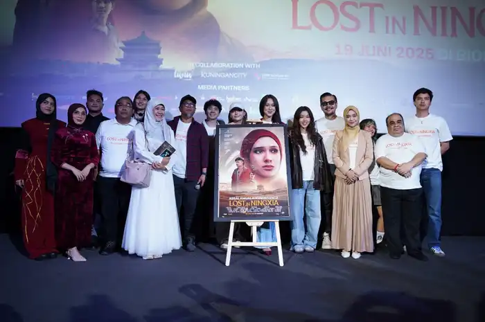Para Aktor, Aktris, Producer, Penulis Novel Film Assalamualaikum Beijing 2 Lost In Ningxia saat konferensi pers, Minggu 18 Mei 2025 di Jakarta