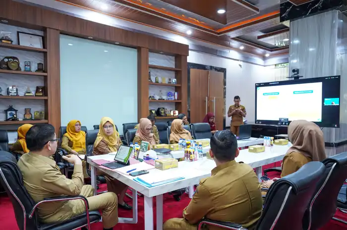 Sekda Provinsi Sulawesi Selatan, Jufri Rahman mengikuti Sosialisasi Percepatan Pemenuhan SDM Kesehatan Layanan KJSU-KIA bersama jajaran Dinkes dan RSUD, sebagai komitmen Pemprov dalam mendukung transformasi layanan kesehatan nasional, Senin (26/05/2025)