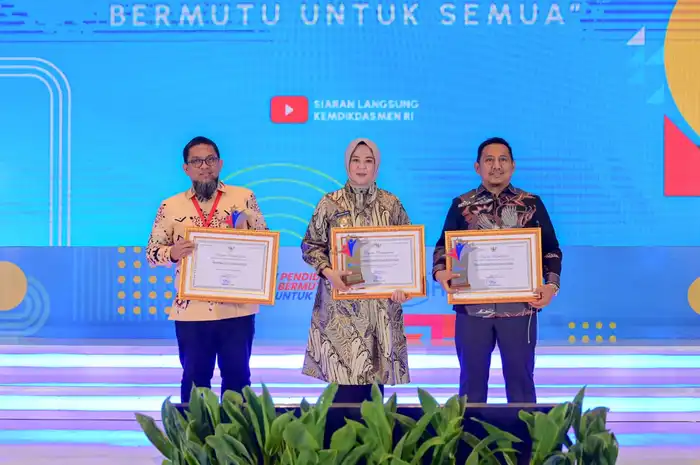 Wakil Gubernur Sulawesi Selatan, Fatmawati Rusdi, menerima langsung tiga penghargaan nasional dari Kemendikbudristek RI, didampingi Kepala Dinas Pendidikan Sulsel, Muhammad Iqbal, dalam rangkaian Malam Tasyakuran Hardiknas 2025, Senin malam (26/05/2025).