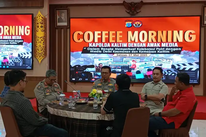 Kapolda Kaltim (duduk tengah) saat menyampaikan sambutan dalam Coffe Morning bersama awak media Balikpapan, Selasa 27 Mei 2025