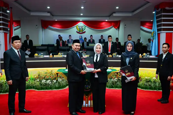 Wakil Gubernur Sulsel, Fatmawati Rusdi, menerima langsung Laporan Hasil Pemeriksaan BPK RI dalam Rapat Paripurna DPRD Sulsel, Rabu (28/5/2025). 
