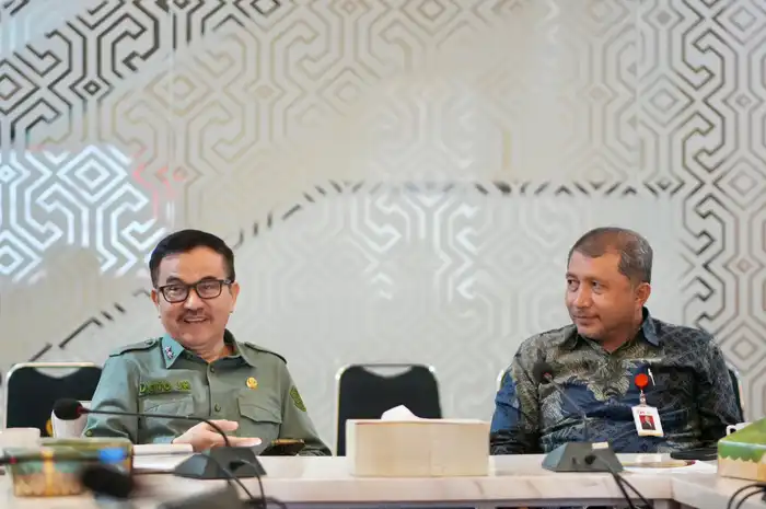 Sekretaris Daerah Provinsi Sulsel, Jufri Rahman, bersama OJK Sulselbar saat pertemuan persiapan TPKAD Award 2025 di Toraja Room Kantor Gubernur Sulsel, Selasa (03/06/2025)