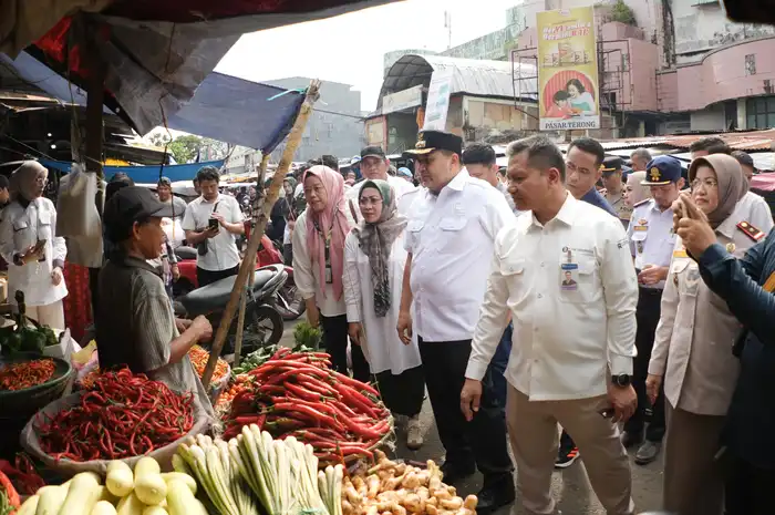 Wali Kota Makassar, Munafri Arifuddin melakukan pemantauan harga bahan pokok di Pasar Terong, Rabu (4/6/2025). 