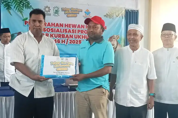 Penyerahan hewan kurban lewat program Tebar Kurban Ukhuwah