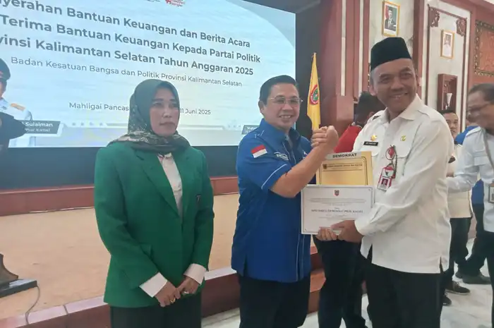 penyerahan bantuan untuk parpol dari Pemprov Kalsel