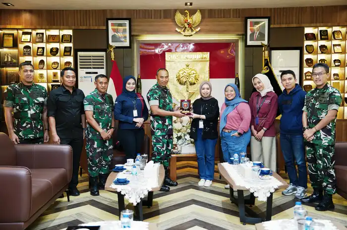 Pangdam XIV/Hasanuddin memberikan cindremata kepada rombongan KG Media usai audiensi