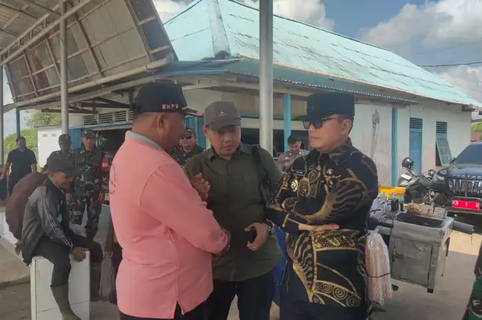 Bupati Kubu Raya , H. Sujiwo, SE. M.Sos bersama unsur Forkopimda bergerak cepat dengan turun langsung ke lokasi pada Jumat (13/06/25) untuk meninjau langsung kondisi sungai serta mendengar keluhan masyarakat secara langsung. 