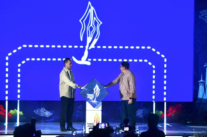 VP Corporate Communication PT Pertamina (Persero) Fadjar Djoko Santoso bersama Perwakilan Dewan Juri Anugerah Jurnalistik Pertamina (AJP) 2025, Riza Primadi resmi meluncurkan AJP 2025.