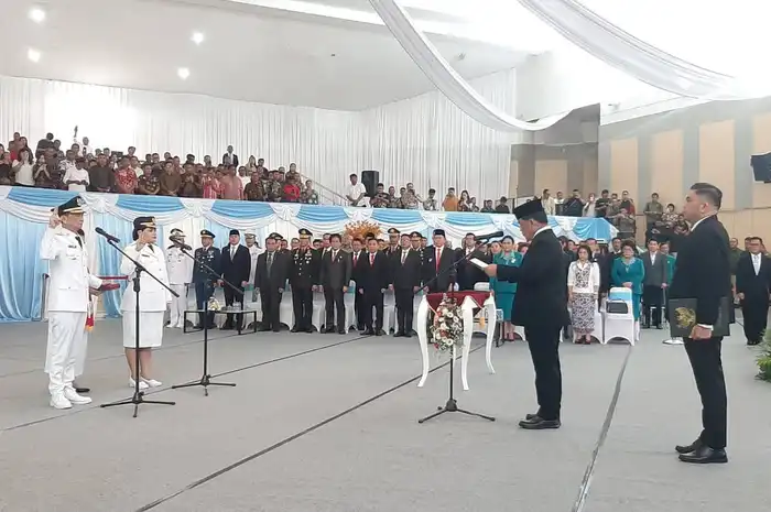 Gubernur Sulut Yulius Selvanus Pimpin Jalannya Pengambilan Sumpah Janji Jabatan dan Penandatanganan Berita Acara Pelantikan dan Pakta Integritas, serta Penyematan Tanda Jabatan kepada Bupati dan Wakil Bupati Kabupaten Kepulauan Talaud, Welly Titah-Anisya Gretsya Bambungan, S.E.