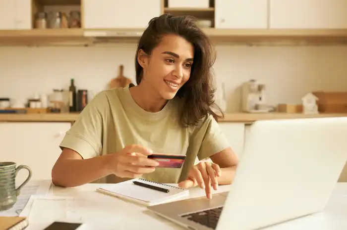 Ilustrasi perempuan sedang melakukan pinjaman online.