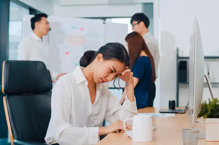 Ilustrasi perempuan stres di kantor.