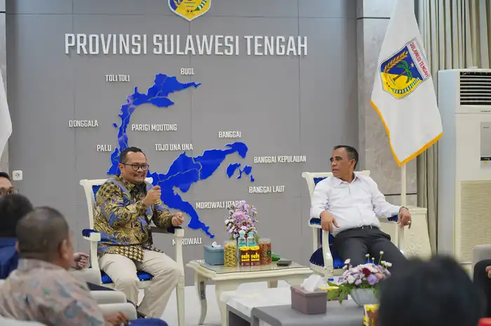 Executive General Manager Pertamina Patra Niaga Regional Sulawesi, Fanda Chrismianto bersama Gubernur Sulawesi Tengah, Anwar Hafid