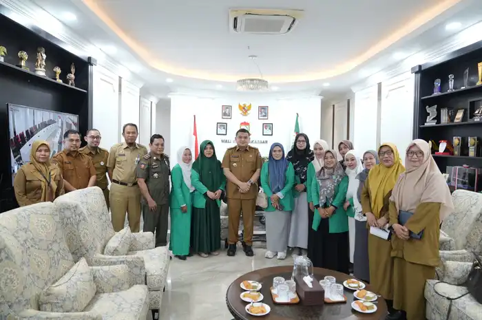 Walikota Makassar, Munafri Arifuddin menerima audiensi Pimpinan Cabang Fatayat Nahdlatul Ulama (NU) Kota Makassar di Balai Kota, Selasa (8/7).