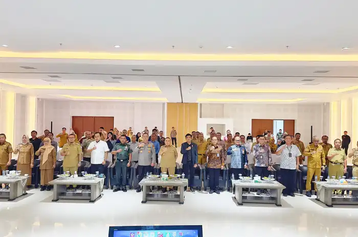 Foto bersama usai Rapat Pleno Tim Percepatan Akses Keuangan Daerah (TPAKD) Se-Sulawesi Barat di Ballroom Andi Depu, Kantor Gubernur Sulawesi Barat