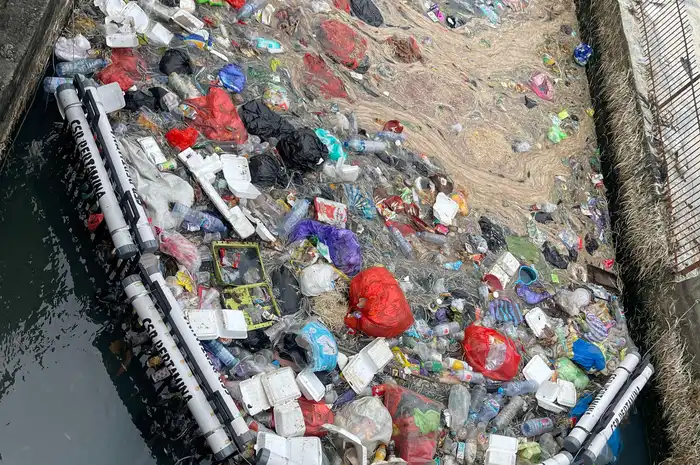 Trash barrier untuk cegah sampah mengalir ke laut