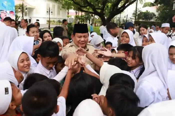 Presiden Prabowo saat mengunjung sekolah rakyat