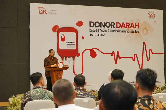 Mochamad Muchlasin, Kepala OJK Provinsi Sulawesi Selatan saat memberi sambutan dalam kegiatan donor darah yang digelar di Ballroom Kantor OJK Sulsel Sulbar.