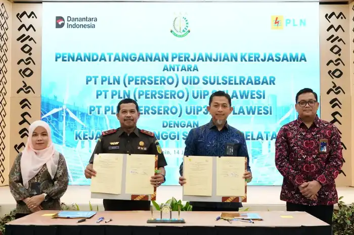 Kepala Kejaksaan Tinggi Sulawesi Selatan, Agus Salim  (kedua dari kiri) dan GM PLN UID Sulselrabar, Edyansyah (kedua dari kanan) tengah menunjukan dokumen Perjanjian antara PLN UID Sulselrabar dengan Kejaksaan Tinggi Sulawesi Selatan.