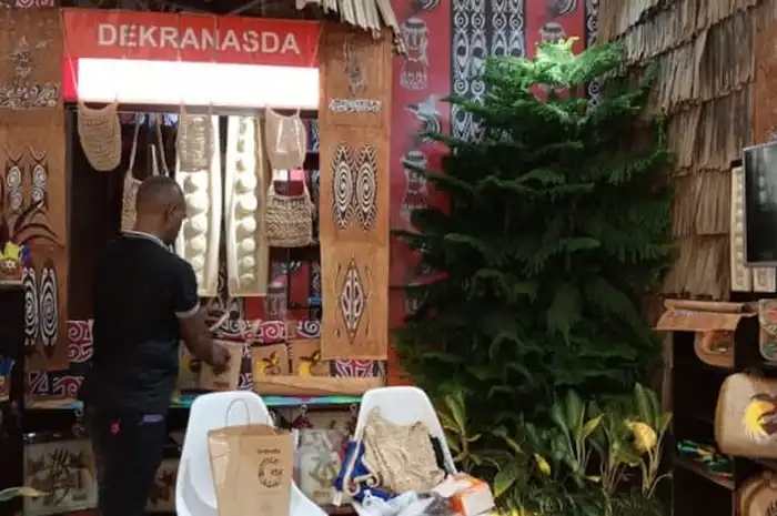 Stand Dekranasda Papua yang menjadi peserta expo HUT Dekranas ke-45 di Balikpapan 9-11 Juli 2025