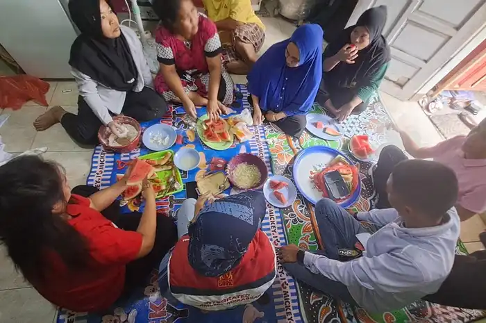 Ibu-ibu UMKM Srikandi membuat camilan dari kulit semangka