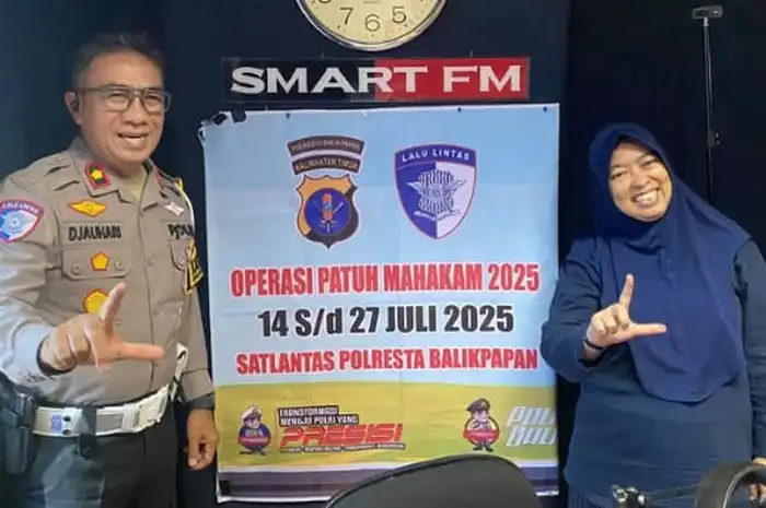 Kasatlantas Polresta Balikpapan saat berkunjung di Smart FM Balikpapan, Selasa 22 Juli 2025