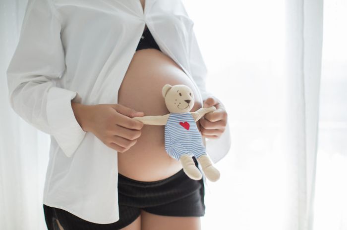 Ilustrasi ibu hamil, posisi tidur agar bayi tidak sungsang