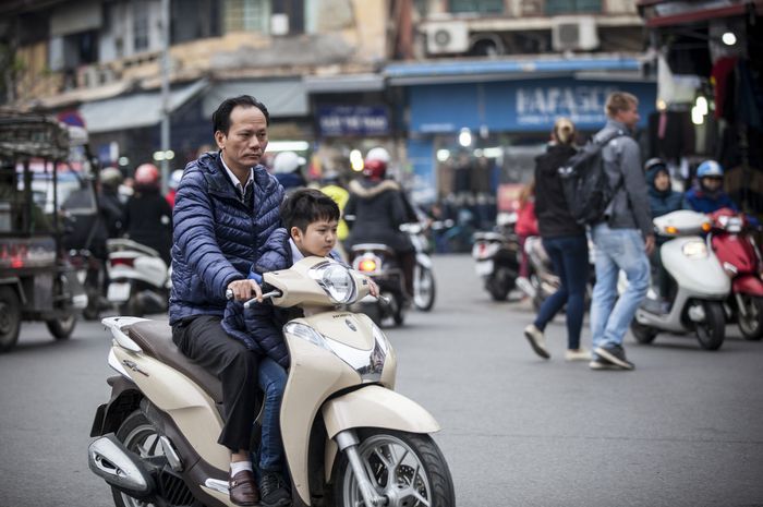 Stop, Jangan Lagi Bonceng Anak Kecil di Jok Depan Motor, Ini Alasanya