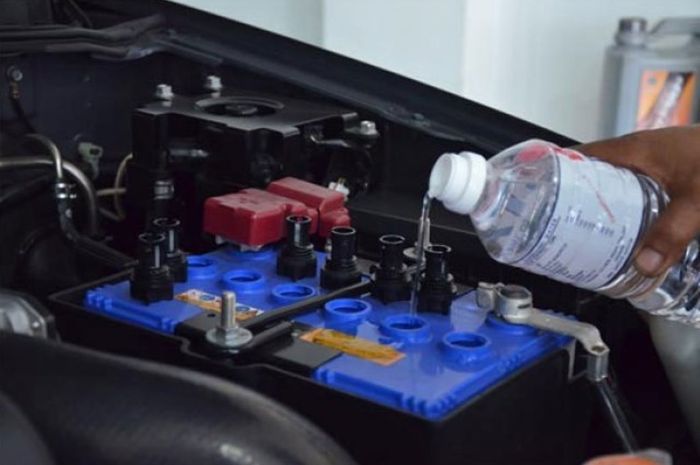 Benarkah Menguras Air Aki Mobil Bisa Membuat Aki Kembali Sehat? - Sonora.id