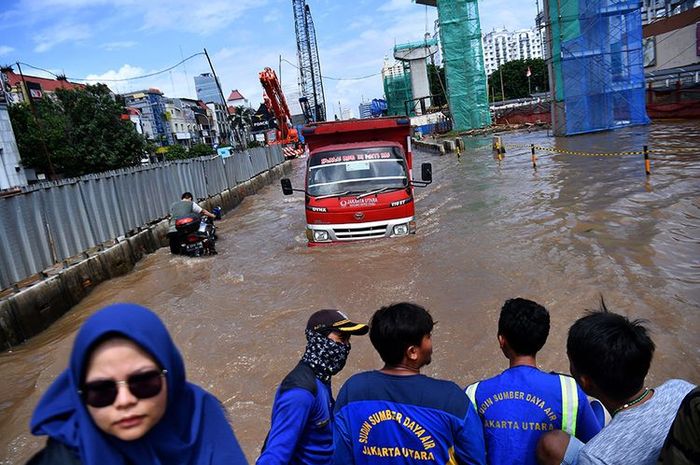 Sampai Sekarang Tiga RW di Kelapa Gading Masih Terendam Banjir - Sonora.id