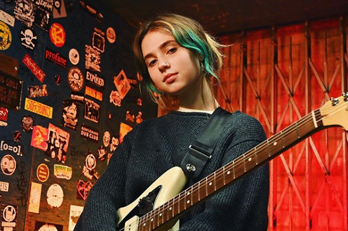 Lirik Lagu dan Chord Gitar 'Softly' - Clairo, Closer Baby ...