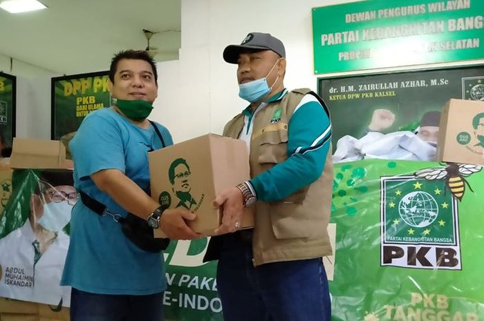 Ketua Umum DPP PKB Gus AMI Berikan 5 Ribu Paket Sembako untuk Kalsel