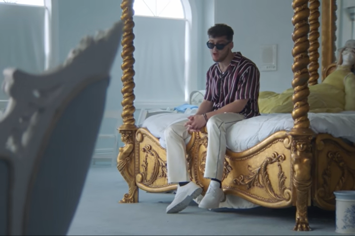 Lirik dan Terjemahan Lagu Myself - Bazzi, I Think I’m Losing My Mind