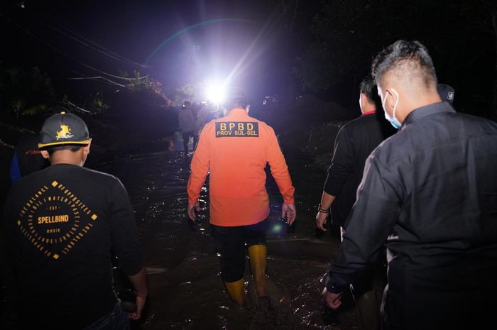 Wagub Sulsel Tinjau Lutra Di Tengah Banjir Dan Jalanan Berlumpur ...