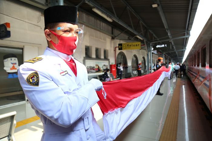 Peringati Kemerdekaan Ri Pt Kai Daop 1 Bentangkan Bendera Merah Putih