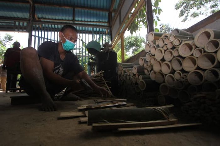 Keterampilan pertukangan kayu dan pengolahan hasil hutan di desa