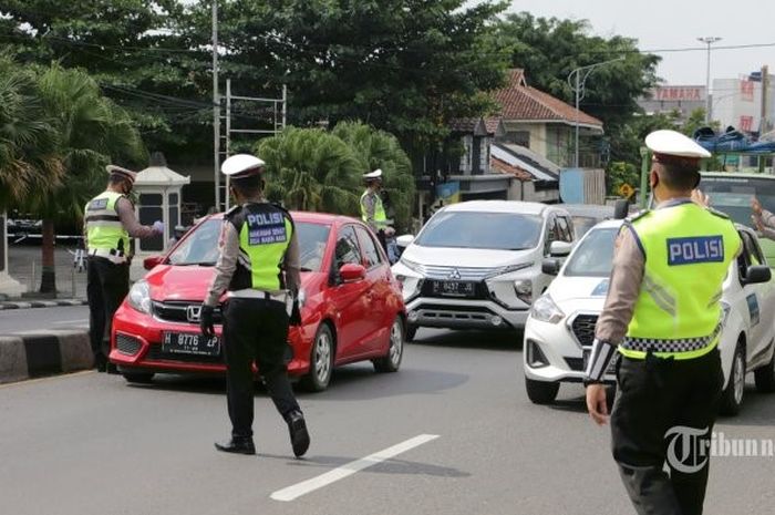 Polisi menghentikan pengendara yang tidak menggunakan masker saat terjaring Operasi Yustisi Pencegahan COVID-19 di Semarang