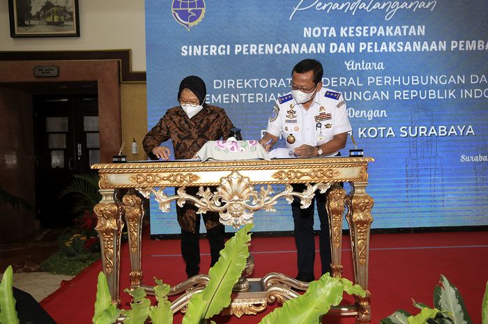 Direktur Jenderal Perhubungan Darat Kemenhub RI, Budi Setiyadi, bersama Wali Kota Risma menandatangani nota kesepahaman (MoU) di Balai Kota Surabaya, Kamis (22/10/2020)  