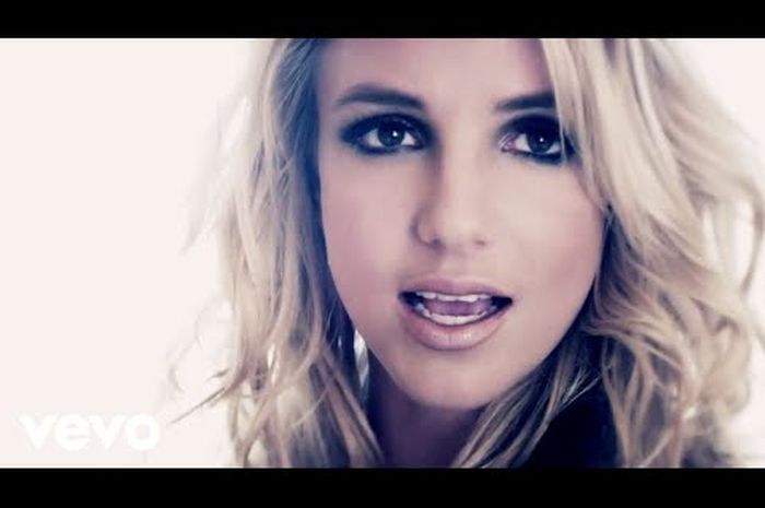 Lirik Lagu 'Criminal' - Britney Spears (Mama I'm in love with a ...