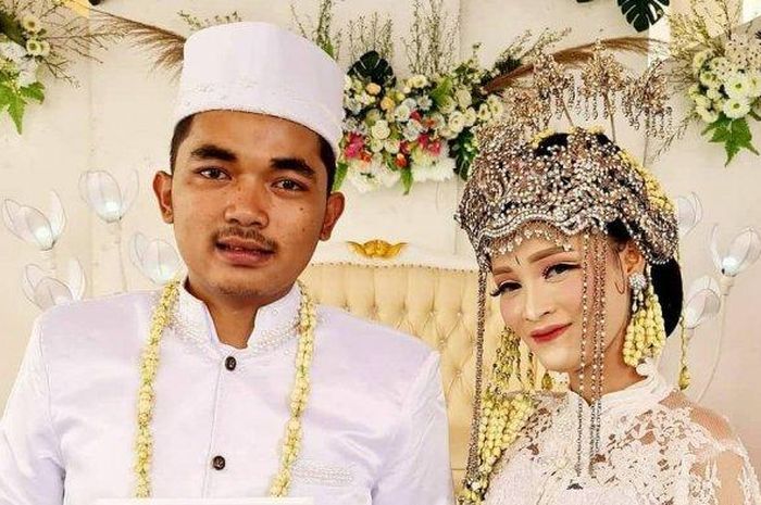 saat melangsung pernikahan dengan mahar ikan cupang di Bekasi, Minggu (13/12/2020). 