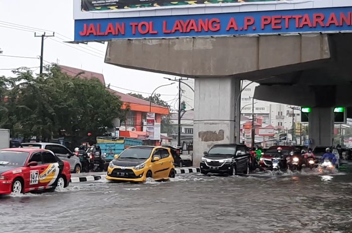 Akibat Banjir Makassar, Arus Lalu Lintas di Jalan Protokol Macet Parah
