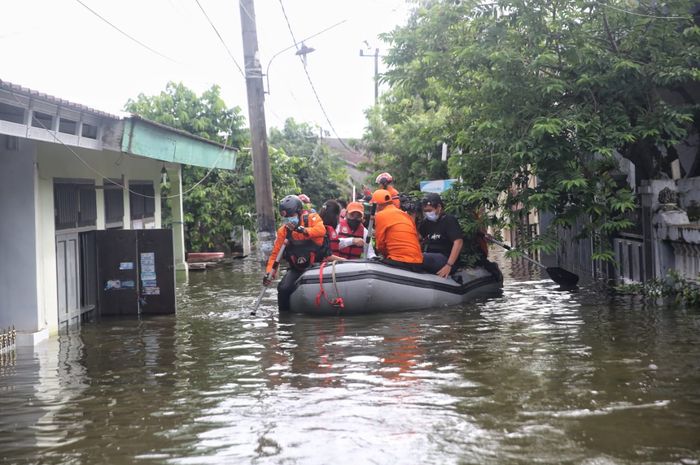 Banjir Makassar, Ketinggian Air Nyaris Capai Atap Rumah Sonora.id