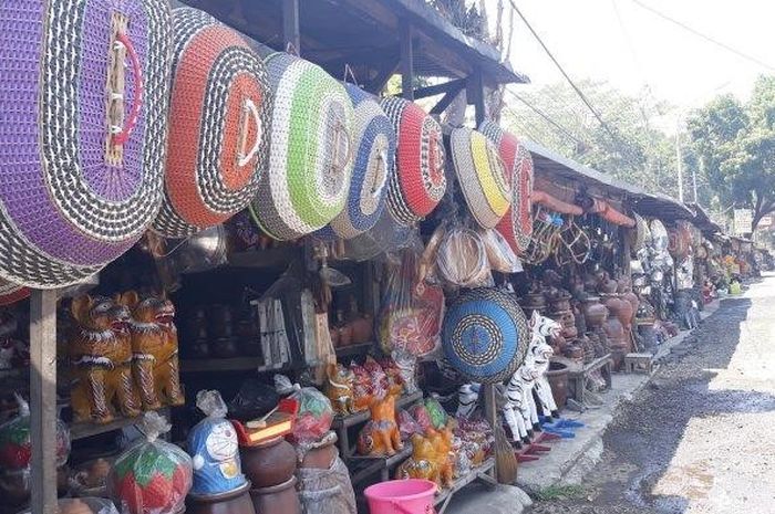 Berburu Peralatan  Dapur  Hingga Gerabah di  Pasar  Kriya 