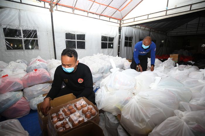 Petugas pemkot Surabaya melakukan packing bantuan di Balai Kota